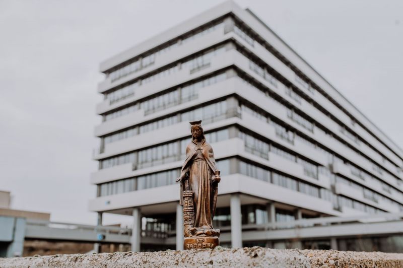 Heilige Barbara vor dem IA Gebäude