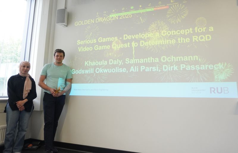 Übergabe des „Golden Dragons“ an die Gewinner Khaoula Daly und Dirk Passareck stellvertretend für die weiteren Teamangehörigen Samantha Ochmann, Godswill Okwuolise und Ali Parsi