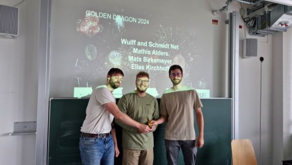Übergabe des „Golden Dragon“ an die Gewinner Mathis Alders, Mats Birkemeyer und Elias Kirchhoff