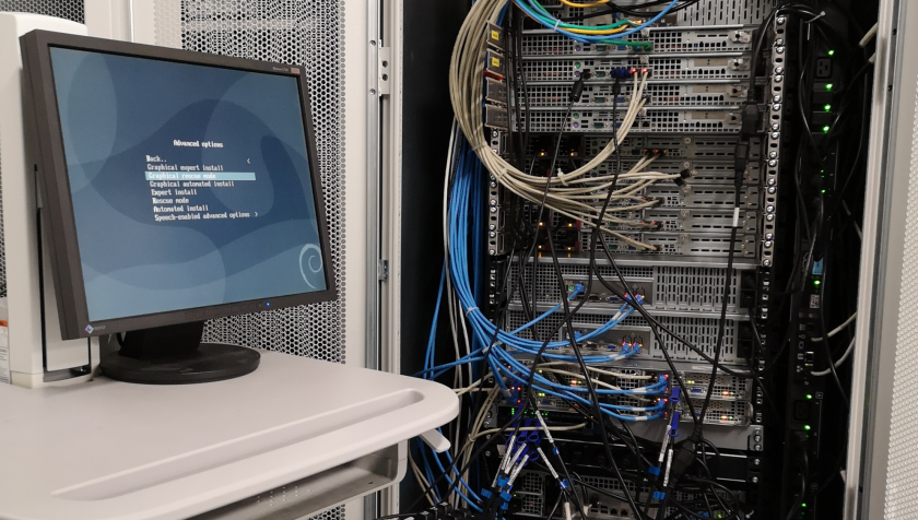 Monitor neben einem offenem Serverrack