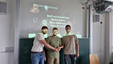 Übergabe des „Golden Dragon“ an die Gewinner Mathis Alders, Mats Birkemeyer und Elias Kirchhoff