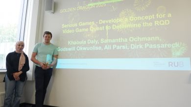 Übergabe des „Golden Dragons“ an die Gewinner Khaoula Daly und Dirk Passareck stellvertretend für die weiteren Teamangehörigen Samantha Ochmann, Godswill Okwuolise und Ali Parsi